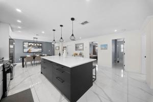 3BR Near Beach with 2 King Suites, Pool and BBQ