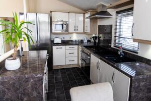Luxury 2-Bed Holiday Home - Pool, Golf & Beaches