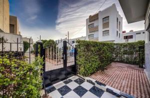 Spacious Private Garden family 7 min Corniche