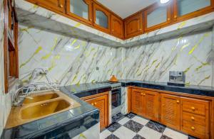Spacious Private Garden family 7 min Corniche