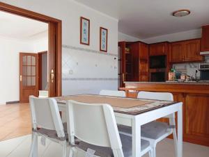 Great for Families in Lourinhã-Double Rooms-Private Baths-Free Parking & Extra Bed