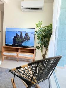 Nuevo y moderno apartamento cerca al mar 3 habitaciones 2 baños estacionamiento gratis wifi alta velocidad capacidad 6 personas