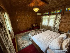 Lord Palace Houseboat