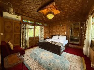 Lord Palace Houseboat