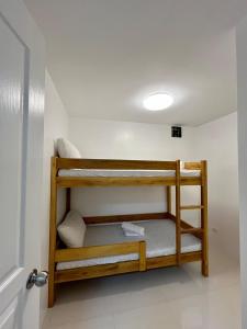 2 Bedroom Condo with pool, gym, near airport
