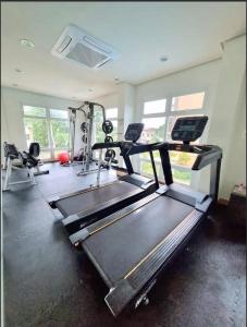 2 Bedroom Condo with pool, gym, near airport