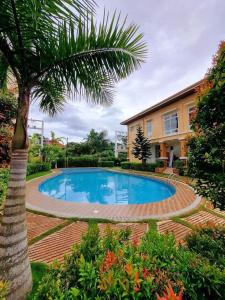 2 Bedroom Condo with pool, gym, near airport