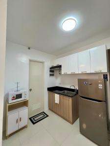 2 Bedroom Condo with pool, gym, near airport