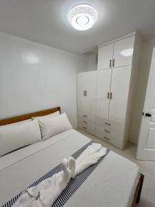 2 Bedroom Condo with pool, gym, near airport