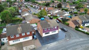 Grand 4BR Home Near Heathrow Free Parking & Garden