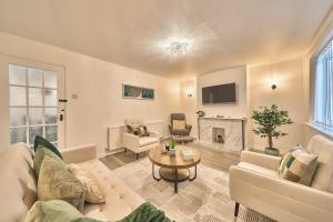 Grand 4BR Home Near Heathrow Free Parking & Garden