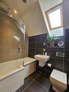 Luxury 3 Bedroom apartment with Loch View