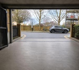Free Parking Large Balcony Central Location
