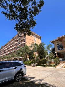 2 Bedroom Condo with pool, gym, near airport
