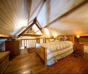 Fairytale Welsh thatched cottage with hot tub - VEGETARIAN