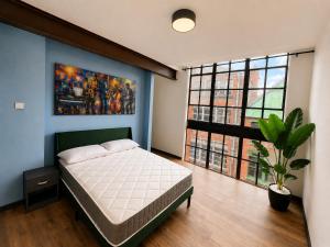 2BR Central Apt - Parking -2 Baths - Bars & Trains