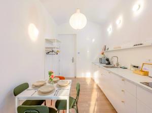 Emora Modern City Center Apartment