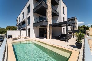 Lili Rose Mandre - Sea View & Beach 70m, Family Apartments