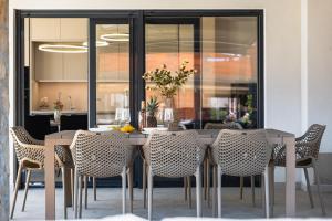 Lili Rose Mandre - Sea View & Beach 70m, Family Apartments
