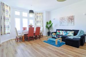 The Eden Central - Large Modern Apartment near Station