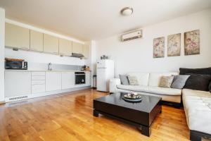 Two bedroom apartment with pool and sea view, Przno