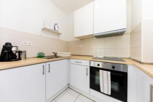 Prime Stay - Deluxe 3 Bedroom Family Apartment with AC & Parking Included