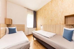 Prime Stay - Deluxe 3 Bedroom Family Apartment with AC & Parking Included
