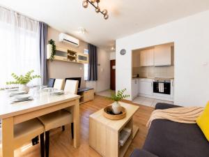 Prime Stay - Deluxe 3 Bedroom Family Apartment with AC & Parking Included