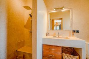 Charming villa with pool and maid
