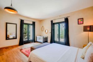 Charming villa with pool and maid