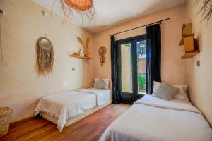 Charming villa with pool and maid