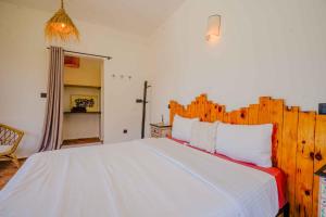 Charming villa with pool and maid
