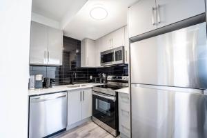 Stylish 2BR Suite with Parking Only 5 Mins to The Falls