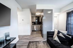 Stylish 2BR Suite with Parking Only 5 Mins to The Falls