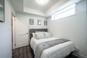 Stylish 2BR Suite with Parking Only 5 Mins to The Falls