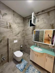 Quiet upscale area 2 Bedroom with Stunning View