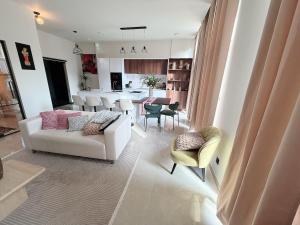 Bright & Stylish 2BR Quiet Terrace