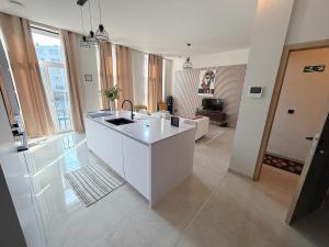 Bright & Stylish 2BR Quiet Terrace