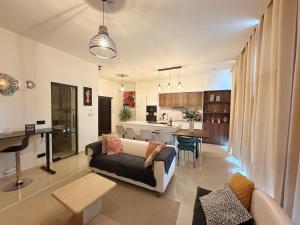 Bright & Stylish 2BR Quiet Terrace
