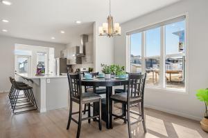 The Emerald - 3BR with King Beds, Banff Pass, AC