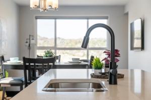 The Emerald - 3BR with King Beds, Banff Pass, AC