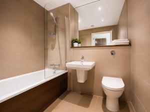 Contemporary 2 Bedroom Flat with Great Location in Salford
