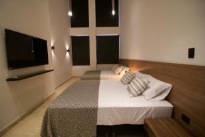 Spectacular 3BR - Private Jacuzzi - Downtown Gem