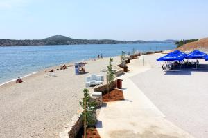 Apartments with parking space Sibenik - 26014