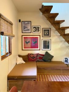 Surfers Hideout - central two-storey HOUSE with garden & private balcony