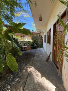 Surfers Hideout - central two-storey HOUSE with garden & private balcony