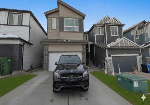 4BR Family Home Free Parking Near Banff and Stampede