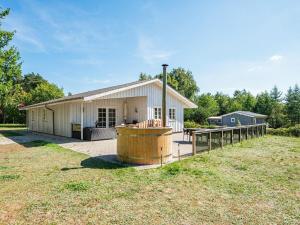 Four-Bedroom Holiday home in Glesborg 12