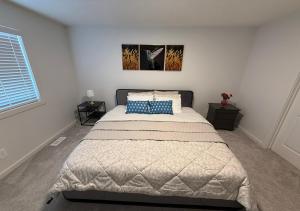 4BR Family Home Free Parking Near Banff and Stampede