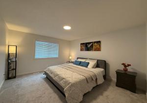 4BR Family Home Free Parking Near Banff and Stampede